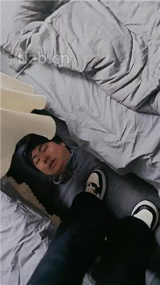 【奶味小仙女】踩踏火车上的地毯狗_绳艺库视频下载