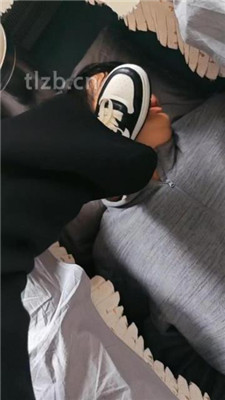 图片[2]-奶味小仙女】踩踏火车上的地毯狗