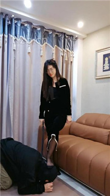 图片[4]-嘉妮S】黑丝美腿虐-转胯/舔皮鞋/叼鞋闻鞋/吮吸脚趾