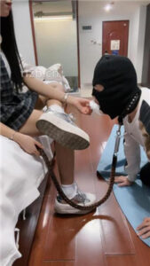 【珂儿大小姐】舔超脏鞋底/裸足恋足/赏赐圣水_绳艺库视频下载