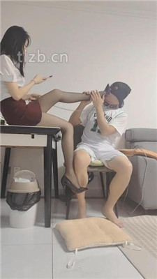 【丫丫】高跟黑丝踩踏/挑战插嘴/嘴叼高跟/口水吐脸_绳艺库视频下载