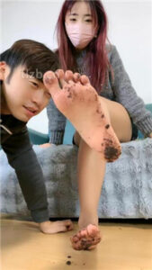 【肉肉】强迫舔超脏裸足_绳艺库视频下载