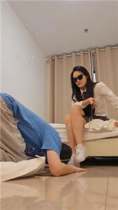 【上头姐妹】鞋底清理器/踩狗爪/耳光/舔黑船袜_绳艺库视频下载