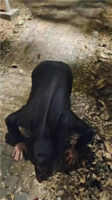 【上头姐妹】户外遇到猥琐男强制吃鞋底_绳艺库视频下载