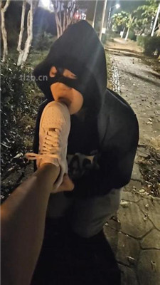 图片[2]-上头姐妹】户外遇到猥琐男强制吃鞋底