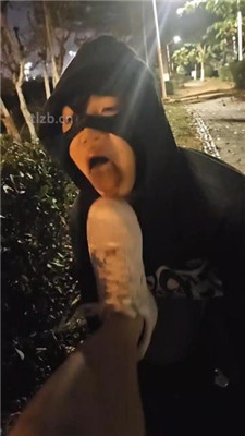 图片[3]-上头姐妹】户外遇到猥琐男强制吃鞋底