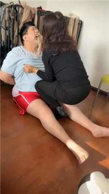 图片[4]-冰色】家奴清理脏鞋底