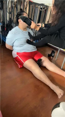 图片[12]-冰色】家奴清理脏鞋底