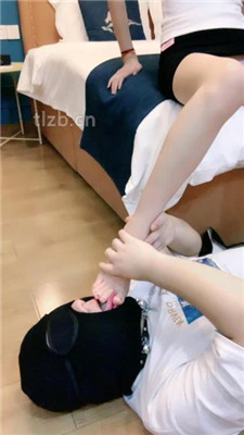 【丝雯大小姐】原味裸足踩踏脚垫/恋足舔【完整版】_绳艺库视频下载