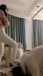 【川野尤娜】运动鞋全体重踩踏/叼白袜提档/耳光_绳艺库视频下载