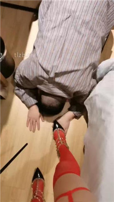 【露露斯】铆钉高跟红丝袜美腿踩狗【完整版】_绳艺库视频下载