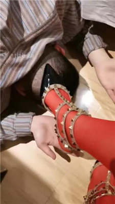 图片[3]-露露斯】铆钉高跟红丝袜美腿踩狗完整版】