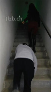 【猫爷】楼梯间遛狗爬行/长靴踩/喂圣水/闻腋下/脚插嘴_绳艺库视频下载