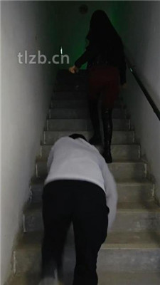 【猫爷】楼梯间遛狗爬行/长靴踩/喂圣水/闻腋下/脚插嘴_绳艺库视频下载