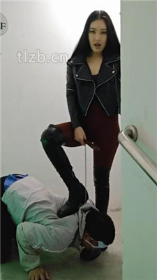 图片[5]-猫爷】楼梯间遛狗爬行/长靴踩/喂圣水/闻腋下/脚插嘴