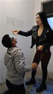 图片[7]-猫爷】楼梯间遛狗爬行/长靴踩/喂圣水/闻腋下/脚插嘴