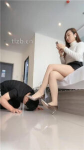 【魅儿】高跟肉丝玩虐小白狗_绳艺库视频下载