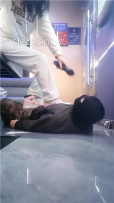 图片[2]-小琪】KTV-运动鞋踩地毯/脚下舔脏鞋