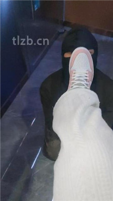 图片[5]-小琪】KTV-运动鞋踩地毯/脚下舔脏鞋
