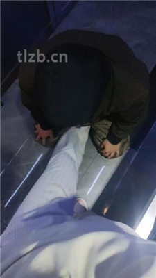 图片[6]-小琪】KTV-运动鞋踩地毯/脚下舔脏鞋