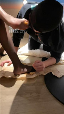 图片[4]-尤黎】黑丝裸足-脚下踩踏喂食/喂圣水