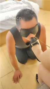 【情侣念主】跪舔平底鞋原味jio/灌圣水/衣架抽_绳艺库视频下载