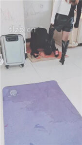 【美容院S】长靴御姐逛街回家虐家奴_绳艺库视频下载