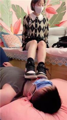 【可可女王】清理脚趾缝/脚踩喂食/脏鞋臭袜闻舔_绳艺库视频下载