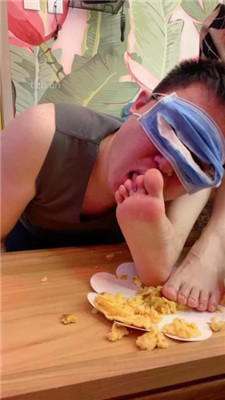 图片[12]-可可女王】清理脚趾缝/脚踩喂食/脏鞋臭袜闻舔