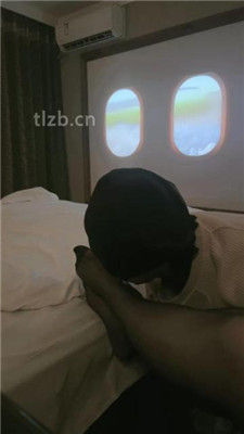 【姬皇】丝袜美腿恋足舔_绳艺库视频下载