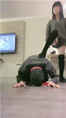 【颜值S】给狗子立规矩–耳光/鞭打/踢踹口水_绳艺库视频下载