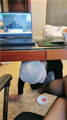 图片[2]-诗恩大大】桌底视角-下贱员工黑丝高跟喂食