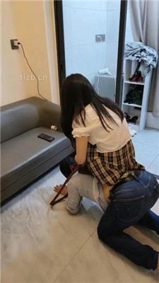 图片[3]-维密】JK姐姐-黑丝脚踩脚垫/鞭打