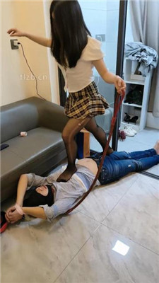 图片[5]-维密】JK姐姐-黑丝脚踩脚垫/鞭打