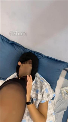 【麻辣女教官】高跟黑丝脚踩地毯狗_绳艺库视频下载