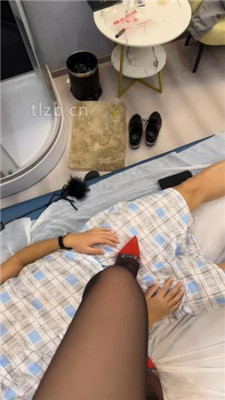 图片[6]-麻辣女教官】高跟黑丝脚踩地毯狗