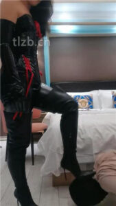 【冷御女王】重度sp鞭打/长靴碾压踩_绳艺库视频下载