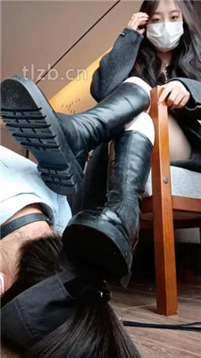 图片[4]-爱可呀】学姐室友当母畜-舔靴底/吃闻臭袜/胯下坐垫羞辱