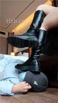 图片[5]-爱可呀】学姐室友当母畜-舔靴底/吃闻臭袜/胯下坐垫羞辱