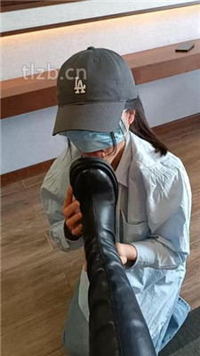 图片[7]-爱可呀】学姐室友当母畜-舔靴底/吃闻臭袜/胯下坐垫羞辱