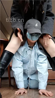 图片[11]-爱可呀】学姐室友当母畜-舔靴底/吃闻臭袜/胯下坐垫羞辱