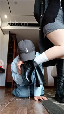 图片[14]-爱可呀】学姐室友当母畜-舔靴底/吃闻臭袜/胯下坐垫羞辱