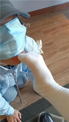 图片[18]-爱可呀】学姐室友当母畜-舔靴底/吃闻臭袜/胯下坐垫羞辱