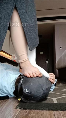 图片[16]-爱可呀】学姐室友当母畜-舔靴底/吃闻臭袜/胯下坐垫羞辱