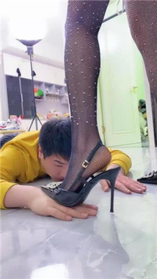 图片[6]-麋鹿银儿】骑马爬行/鞭打/网袜臭脚捂脸/舔脏鞋底