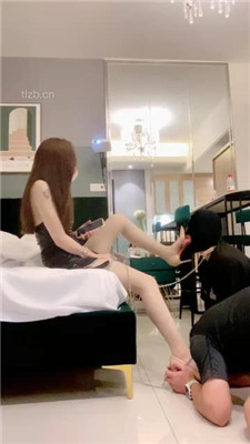 图片[3]-小软】虐双奴-高跟踩狗爪/狗链拴狗/转胯踩踏