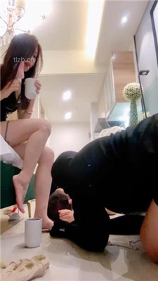 图片[13]-小软】虐双奴-高跟踩狗爪/狗链拴狗/转胯踩踏