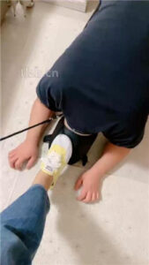 【上上】下跪对着帆布鞋原味船袜发骚_绳艺库视频下载