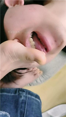 图片[4]-啡啡】迷恋裸足的下贱小奶狗