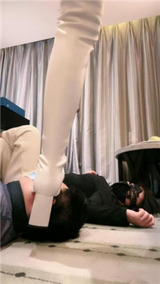 图片[11]-维妮】情侣奴-长靴美腿诱惑-鞭打/踩踏/灌圣水/耳光/胯下辱